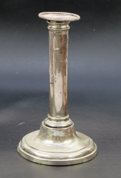 Ljusstake, silver, Tyskland, 1800-talets 1 hälft. slät modell, otydlig stämpel FW (?) Berlin, h 19 cm, vikt 225 gram, senare manschett med engelska stämplar, bucklor_29048a_8db6db0f0648d7b_lg.jpeg
