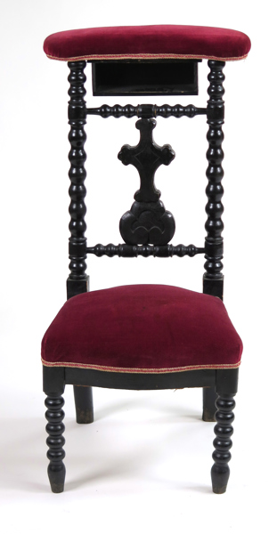 Bönestol, så kallad "Prie-Dieu", svarvat och svartlackerat trä med röd sammetsklädsel, 1800-talets slut, h 104 cm_29106a_8db71a7e86e71a7_lg.jpeg