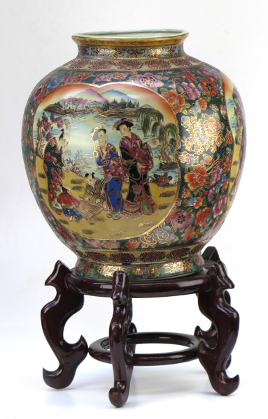 Urna, porslin på träställning, Kina, 1900-talets 2 hälft, polykrom dekor av personer mm, h inklusive ställ 60 cm_29112a_8db6fe79b0a4633_lg.jpeg