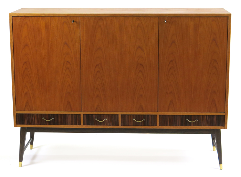 Okänd designer för Martin Karlssons efterträdare, Tibro, skänk, teak med lådor i palisander, 1950-60-tal, mässingsbeslag, benställning i bonad bok, plakettmärkt, längd 150 cm_29123a_lg.jpeg