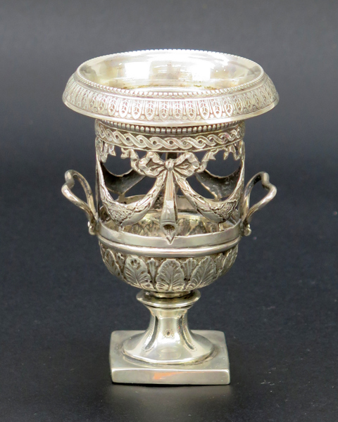 Miniatyrurna, silver, empirestil, Hanau, sekelskiftet 1900, medciformad, stämplar J Neresheimer & Söhne, h 11 cm, vikt 115 gram_29130a_8db6fe6fd59d532_lg.jpeg