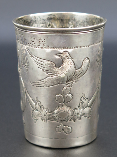 Bägare, silver, Ryssland, 1700-talets slut, dekor av fåglar mm, oidentifierade ryska stämplar 1794, h 7,5 cm, vikt 70 gram_29134a_8db70a3d40c7307_lg.jpeg