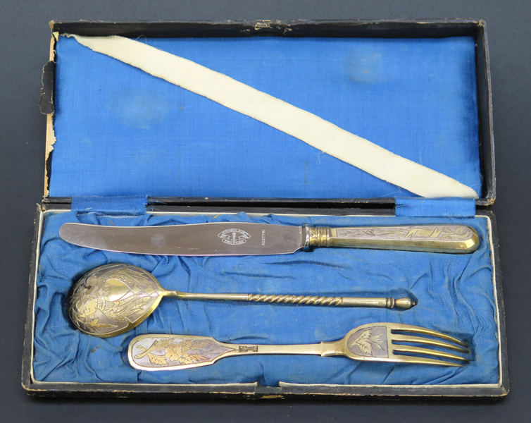 Rese/dopbestick, 3 delar, förgyllt och niellerat silver, Ryssland, 1800-talets 2 hälft, kniv, sked och gaffel, otydliga mästarstämplar, gaffel med kontrollörsstämpel _29137a_8db70cae61404af_lg.jpeg