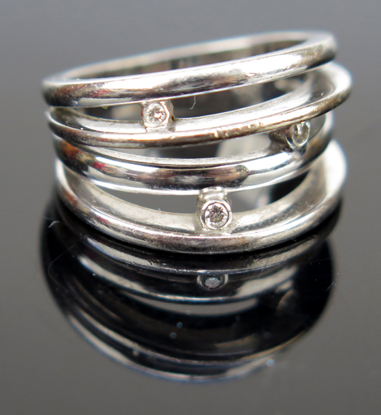 Ring, 18 karat vitguld med 3 facettslipade diamanter, stämplad Heribert Engelbert Stockholm 2003, innerdiameter 16 mm_29154a_lg.jpeg