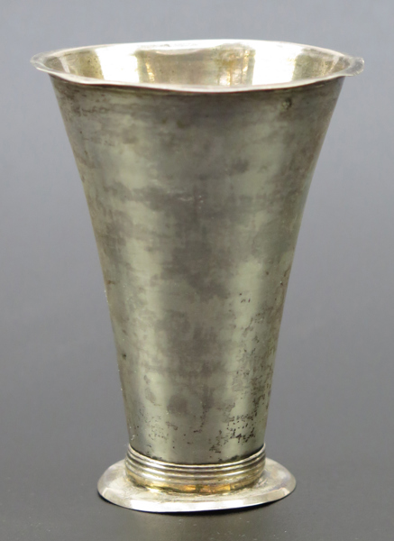 Bägare, silver, trumpetformad, slät modell, stämplad Erik Ramstedt Härnösand 1802, h 8 cm, vikt 25 gram_29195a_8db70ac968508fa_lg.jpeg