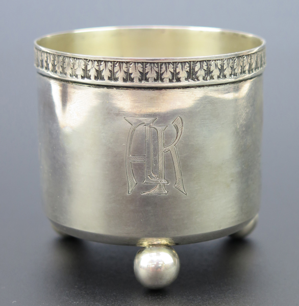 Bägare på tre kulfötter, silver, Estland, 1930-tal, oidentifierade stämplar, h 6 cm, vikt 50 gram, ägargravyr_29208a_8db70a49ceeb8b3_lg.jpeg