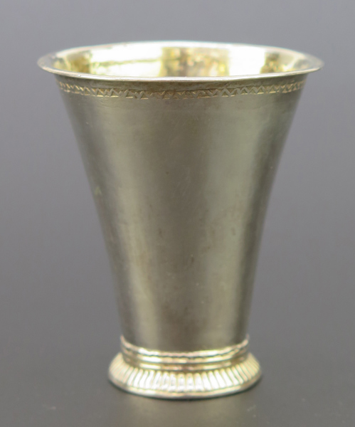Bägare, silver, trumpetformad med spår av förgyllning, stämplad Arvid Castman Eksjö 1777, h 6 cm,. , vikt 25 gram_29215a_8db70a416a86c15_lg.jpeg