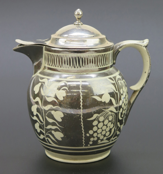 Mjölkkanna, lystergods, så kallat silver pearlware, Staffordshire, 1800-talets början, samtida silverlock, detta stämplat Johan Tallberg, Lovisa Finland före 1810 (verksam 1807-31), h 14 cm_29217a_8db70a3e3106856_lg.jpeg