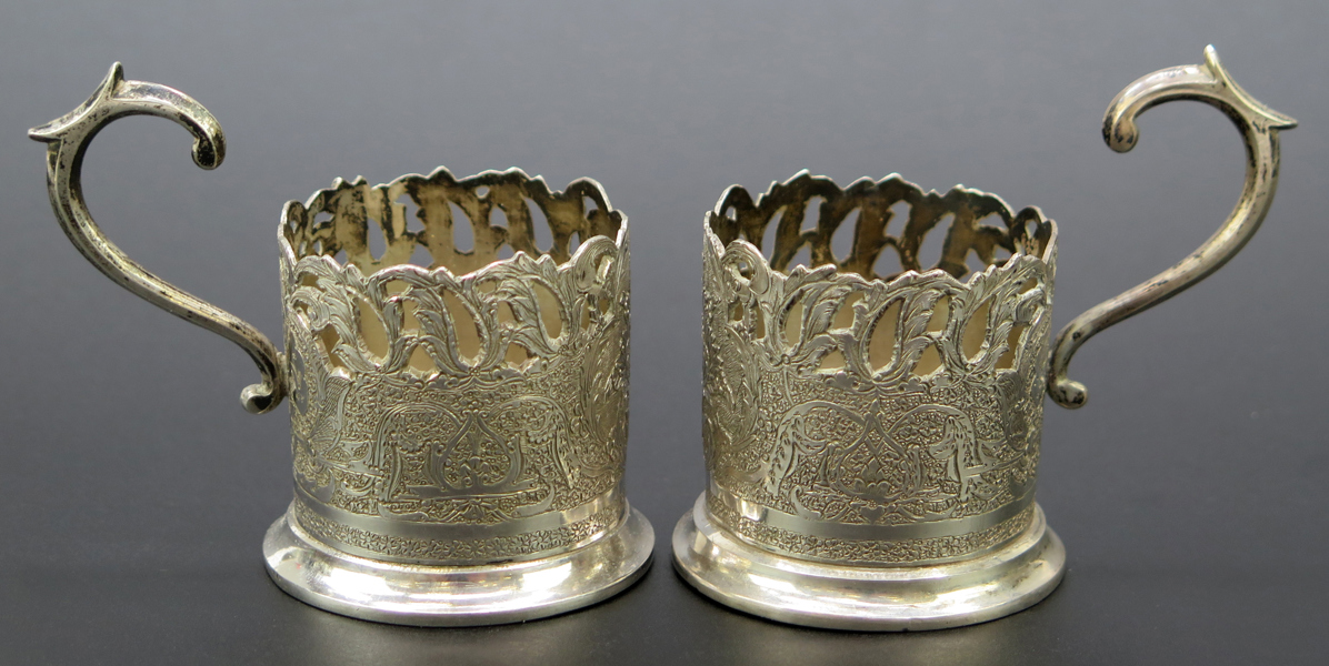 Theglashållare, 1 par, silver, indo-persiska, 18-1900-tal, genombruten med stiliserad växtdekor, ostämplade, total vikt 155 gram_29241a_8db70bf29ae30a8_lg.jpeg