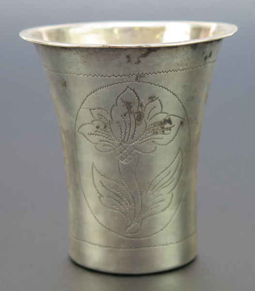 Bägare, silver, svagt trumpetformad, graverad blomdekor, stämplad Hans Petter Vogt Kristianstad 1764, h 8 cm, vikt 40 gram_29283a_8db70d6d0d4ec94_lg.jpeg