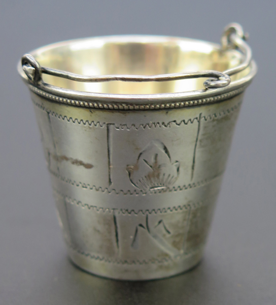 Thesil, silver, Ryssland, 1900-talets början, i form av ämbar, oidentifierad mästare Kostroma 1908-17, h inklusive hänkel 6 cm_29285a_8db70d6eecce9b6_lg.jpeg