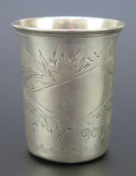 Bägare, silver, graverad dekor, stämplad Carl Neuendorff Karlskrona 1881, h 7 cm, vikt 40 gram_29290a_8db70dd491edee1_lg.jpeg