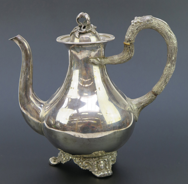 Kaffekanna, silver, nyrokoko, Finland, 1800-talets 2 hälft, stämplar Robert Mellin Helsingfors 1861, vikt 770 gram, 1 benring i handtaget saknas