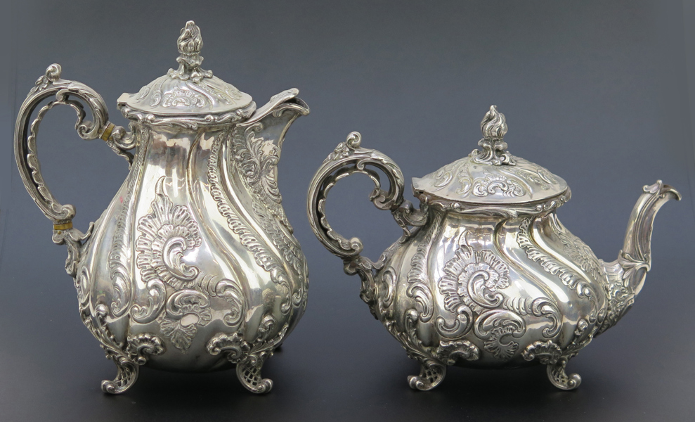 The- och kaffekanna, silver, Tyskland, nyrokoko, 1800-talets mitt, heltäckande dekor av rocailler mm, stämplar A Müller Berlin, graverat vapen för Georg Christoph Wilder, vikt 1620 gram