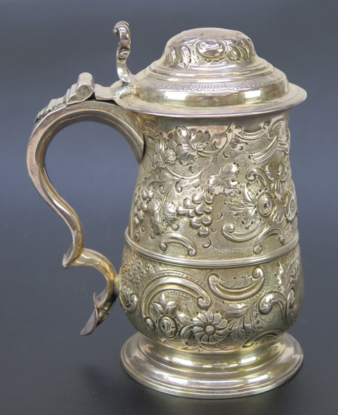 Lockstop, sterlingsilver, England George II, heltäckande, driven dekor av akantus, blommor mm, stämplar William Shaw II & William Preist London 1756, h 22 cm, vikt 805 gram