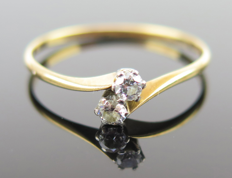 Ring, 18 karat rödguld med 2 åttkantslipade diamanter om totalt cirka 0,15 carat, svårtydda svenska stämplar, vikt 1,1 gram