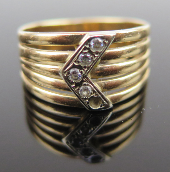 Ring, 14 karat röd- och vitguld med 4 åttkantsliapde stenar (1 saknas), stämplad Bonell Copenhagen, innerdiameter 16 mm, vikt 3,4 gram