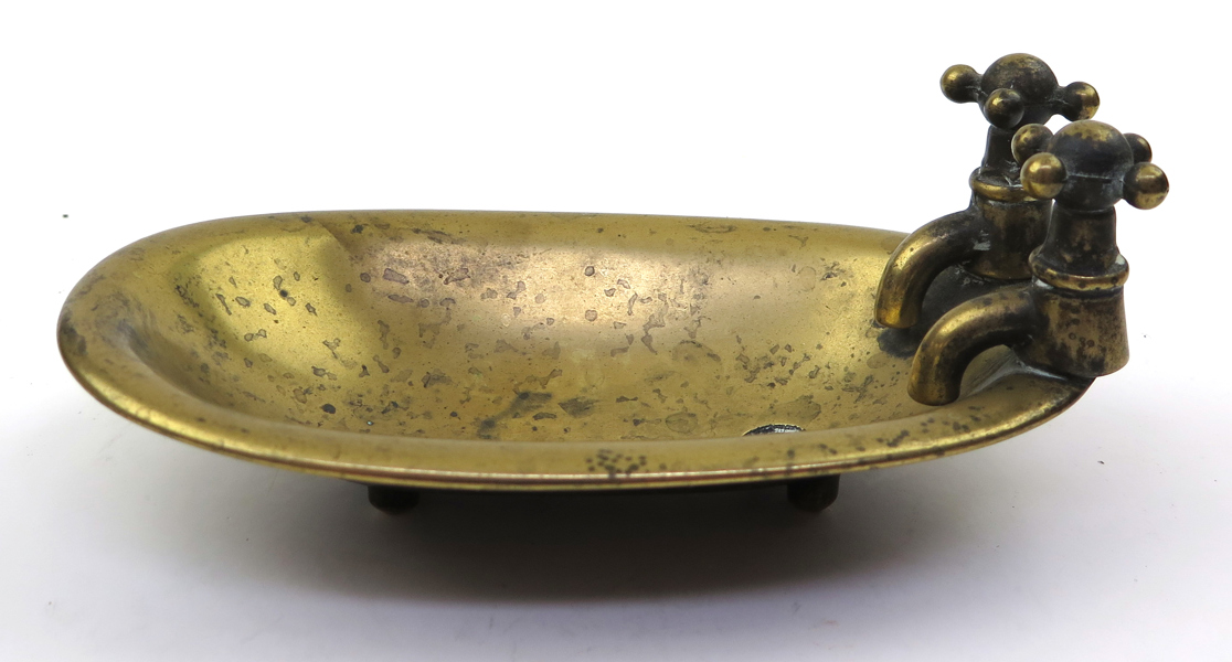 Askkopp, brons, 1900-talets 1 hälft, i form av badkar med kranar, l 16 cm_29418a_lg.jpeg
