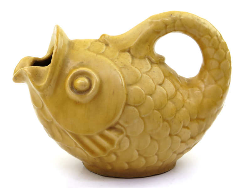 Kanna, gulglaserat lergods, Michael Andersen & Sön, Bormholm, 1950-tal, i form av fisk, h 14 cm_29426a_lg.jpeg