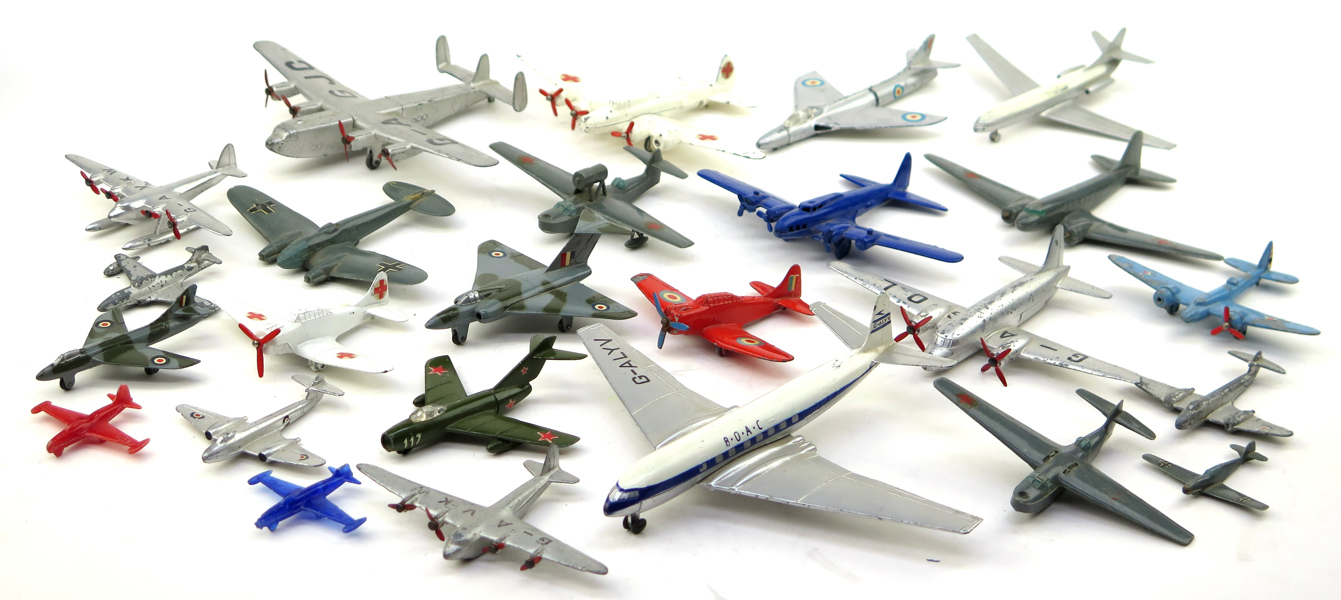 Parti flygplansmodeller, metall och plast, mestadels Dinky Toys och Tekno, säljes till förmån för Röda Korset, slitage_29430a_8db71a5fd5d9f0a_lg.jpeg