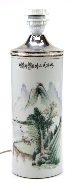 Penselvas, porslin, Kina, 1900-talets början, polykrom dekor av landskap och skrivtecken, h 28 cm, borrad till el, _29442a_lg.jpeg