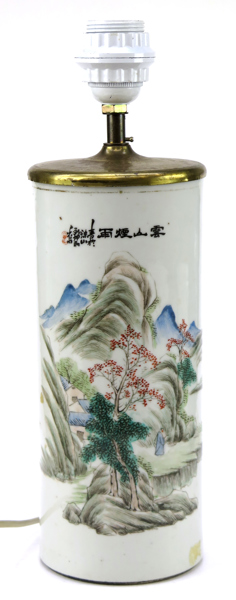 Penselvas, porslin, Kina, 1900-talets början, polykrom dekor av landskap och skrivtecken, h 28 cm, borrad till el,_29447a_lg.jpeg