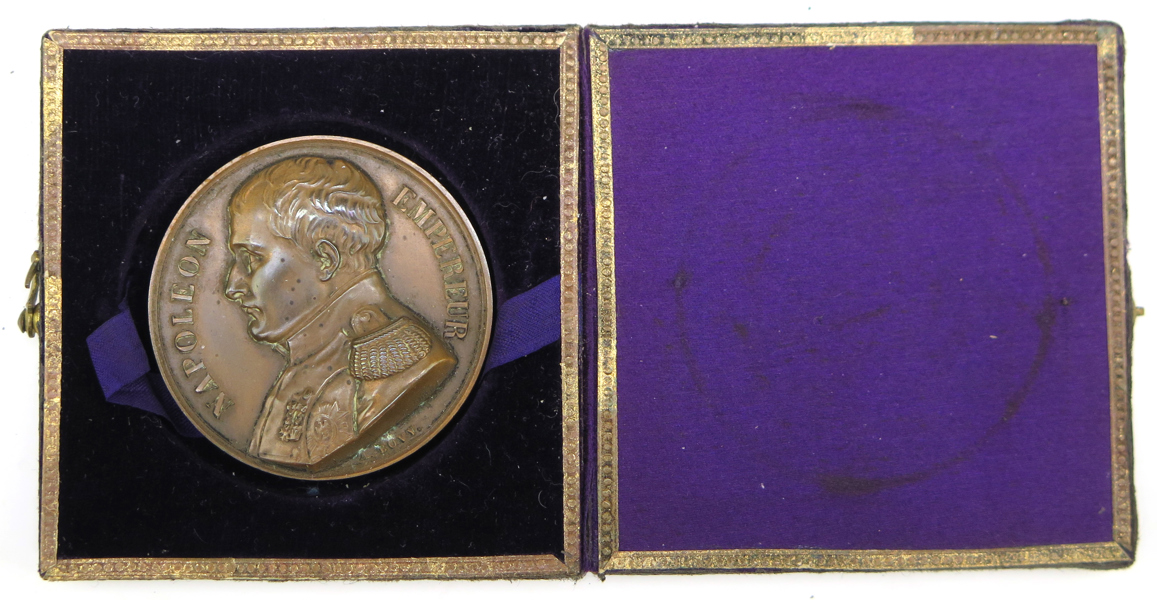 Medalj, brons, Napoleons grav på St Helena, datum för begravningen där samt senare i Paris, i originaletui_29470a_8db724d560e58c2_lg.jpeg