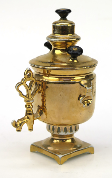 Lockask, förgyllt och svartglaserat porslin, i form av samovar, Ryssland, 1800-talets 2 hälft, stämplad Bröderna Kornllov, St Petersburd 1861-84, stämplad med Kejserlig Hovleverantörsstämpel, h 16 cm