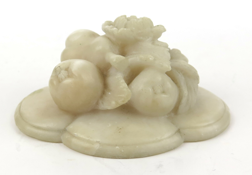 Brevpress, alabaster, 1800-talets mitt eller 2 hälft, dekor av frukter, l 9,5 cm