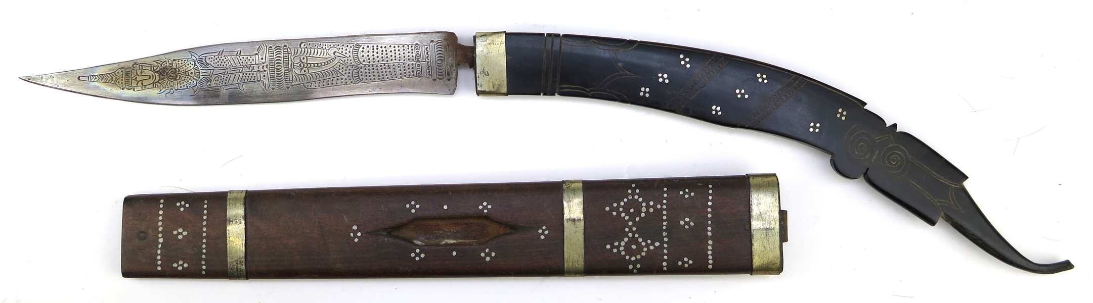 Kniv i balja, trä, horn och smide, så kallad Chin, Burma, 1900-tal. rikt dekorerad klinga, total l 63 cm_29600a_8db730cec4c94db_lg.jpeg
