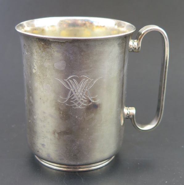 Atelier Borgila, mugg, sterlingsilver, slät modell, stämplad Stockholm 1938, h7,5 cm, vikt 150 gram, spegelmonogram MK, gåvogravyr under botten_29631a_8db7327801826db_lg.jpeg