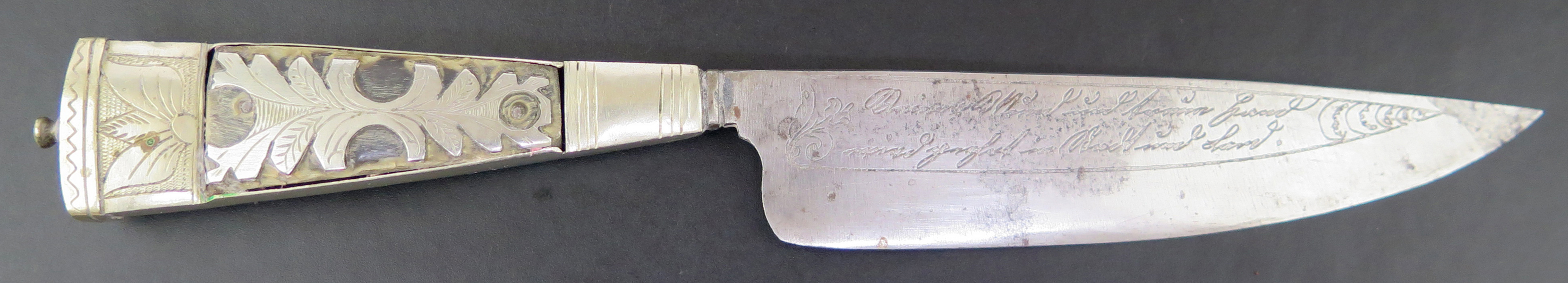 Kniv, smide med silverhandtag, så kallad gauchokniv, Arbentina, 18-1900-tal, svårtydd, etsad skrift på klingan, 1 kavelplatta defekt, l 24 cm_29637a_8db732f74603927_lg.jpeg
