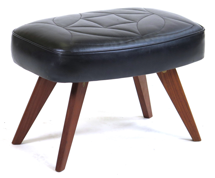 Okänd designer, 1950-60-tal, taburett, teak med mässingsdetaljer, svart konstläderklädsel, l 55 cm