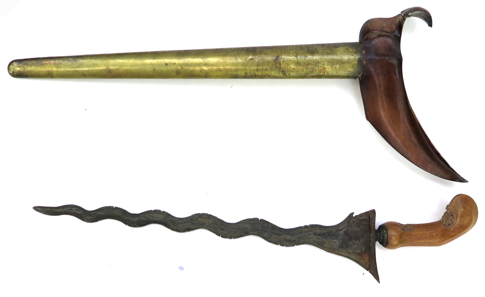 Dolk i mässingsbalja, Kris (Keris), indonesien, damaskerad klinga med träfäste, l 43 cm_29756a_8db7490ed9ba374_lg.jpeg