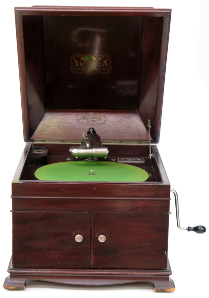 Vevgrammofon, mahogny, Victor Talking Machin co "Victrola", 1910-20-tal, l 53 cm_29758a_8db7495ee7ba872_lg.jpeg