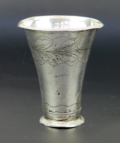 Bägare, silver, svagt trumpetformad på låg fot, stämplad Peter Gillberg Varberg 1780, h 9,5 cm vikt 45 gram