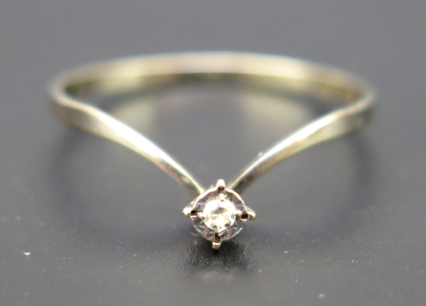 Ring, 18 karat vitguld med 1 åttkantslipad diamant, vikt 1 gram