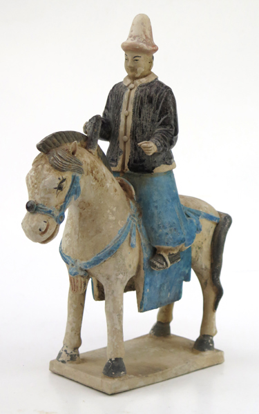 Gravfigurin, delvis glaserad terrakotta, Kina, Ming (1368-1644), i form av ämbetsman till häst, h 32 cm_30283a_lg.jpeg