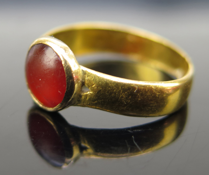 Ring, 23 karat rödguld med cabochonslipad karneol, otydliga svenska stämplar, 1800-tal, innerdiameter 17-18 mm, vikt 4 gram_30299a_8db891fd1871dcc_lg.jpeg