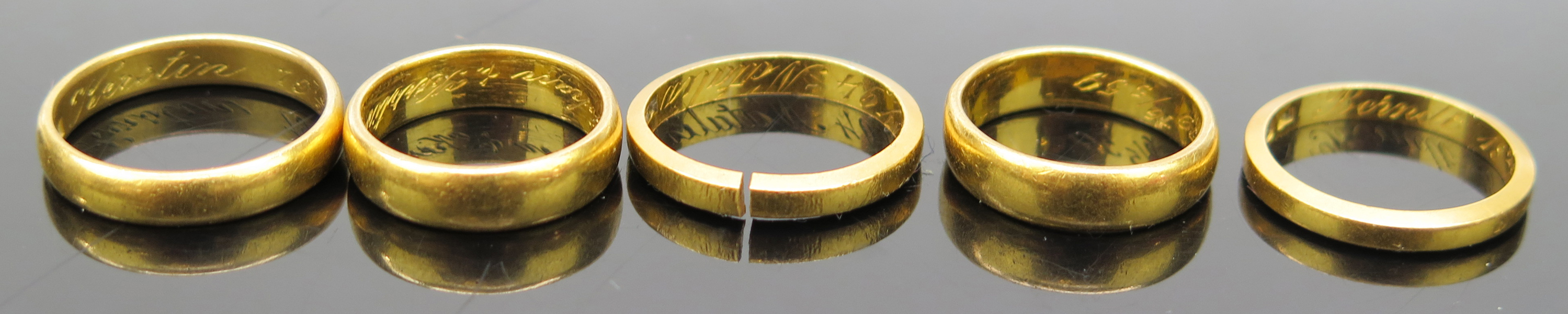 Ringar, 5 st, 23(!) karat rödguld, 18-1900-tal, total vikt 33,7 gram, 1 klippt