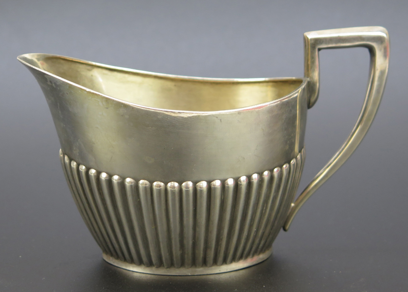 Gräddkanna, silver, empirestil, svenska importstämplar C F Carlman Stockholm 1929, l 14 cm, vikt 95 gram