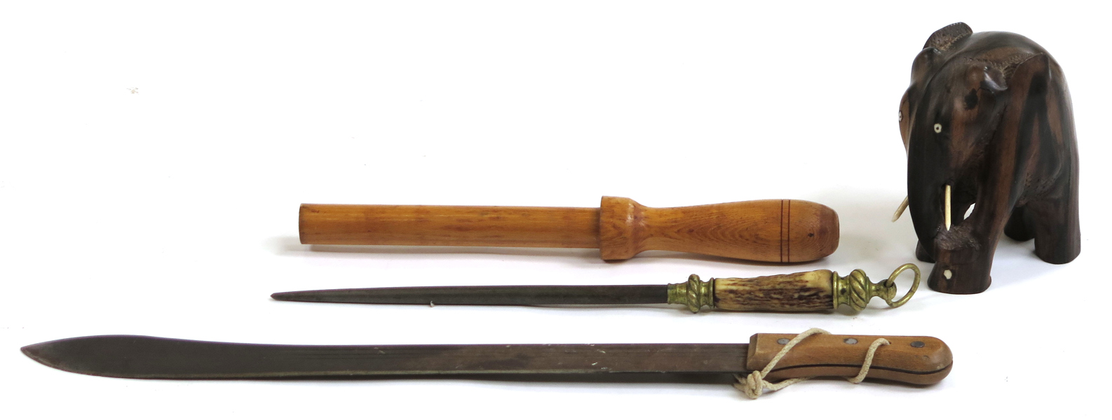 Parti diverse; machete, brynstål med mässingsfäste, 1800-tal mm