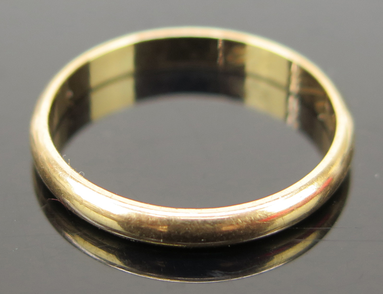 Ring, 18 karat rödguld, svenska stämplar, innerdiameter 19 mm, vikt 4 gram, ägargravyr