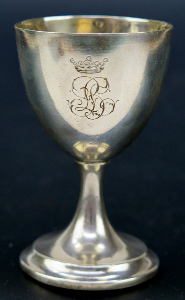 Äggkopp, silver, sekelskiftet 1900, slät med graverat monogram BL under friherrelig krona, svenska importstämplar före 1912, h 7 cm, vikt 25 cm, någon smärre buckla_30747a_8db95a390378952_lg.jpeg