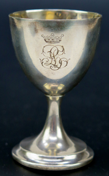 Äggkopp, silver, sekelskiftet 1900, slät med graverat monogram BL under friherrelig krona, svenska importstämplar före 1912, h 7 cm, vikt 25 cm, någon smärre buckla