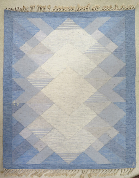 Ångström, Anna Johanna för Axeco, matta, rölakan, "Aniara", geometrisk dekor i blått, signerad med vävd signatur "Å", 230 x 170 cm, något fläckig_30785a_8db98db8b17cc79_lg.jpeg
