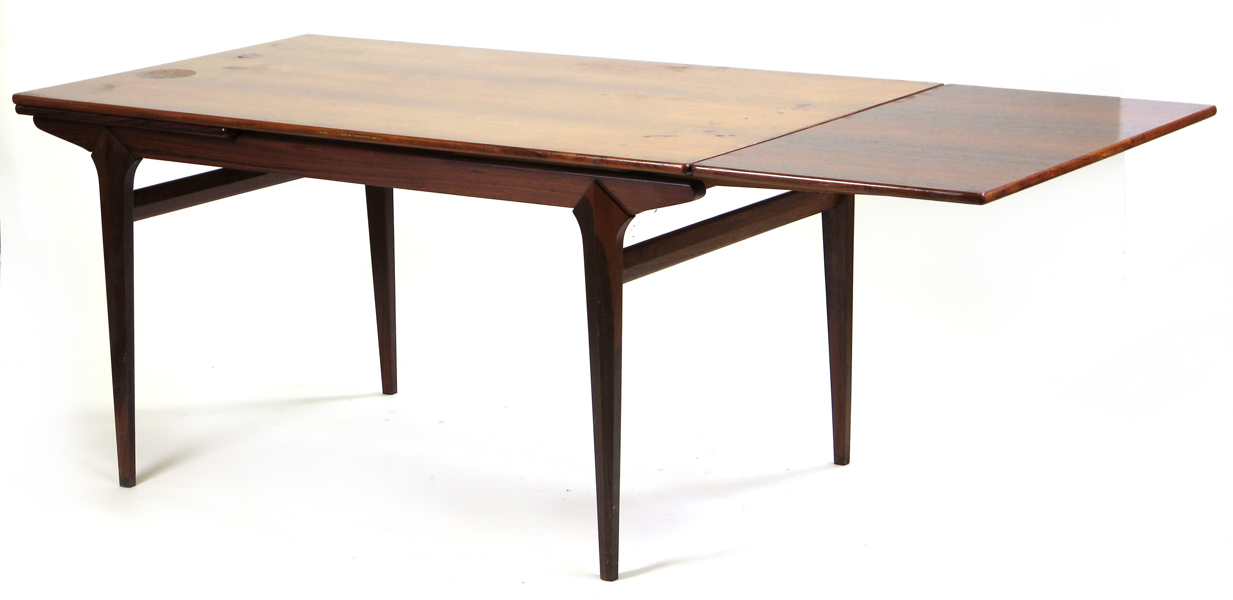 Okänd skandinavisk designer, 1960-tal, matbord med 2 utdragsskivor, palisander, bredd 86 cm, längd 150 + 2x52 (totalt 254 cm), normalt bruksslitage med någon fläck, mittskiva solblekt_30792a_lg.jpeg