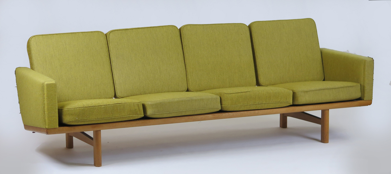 Wegner, Hans J för Getama, soffa, ek med original grön ylleklädsel, modell GE236/4, design 1955, l 230 cm, smärre slitage_30915a_8db9e718f9bce88_lg.jpeg