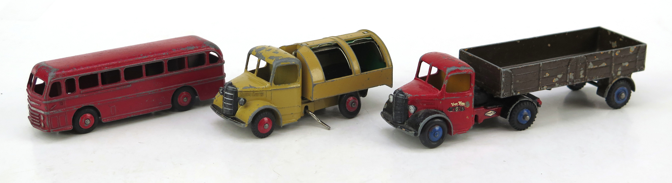 Leksaksbilar, 3 st, Meccano Dinky toys, sopbil, lastil och buss, slitage