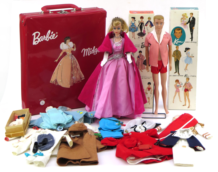 Parti Barbie; Midge 1962 samt Ken 1960, med originalkartonger och garderob, med bland annat klänning och hatt "After Five",  klänning mm "Friday Nite Date", 